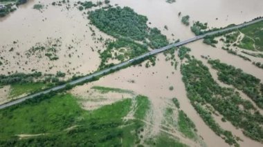 sel basmış yol taşan nehir uçuşu sırasında sağanak yağmur yağdı