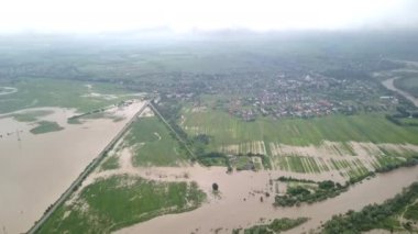 sel basmış yol taşan nehir uçuşu sırasında sağanak yağmur yağdı