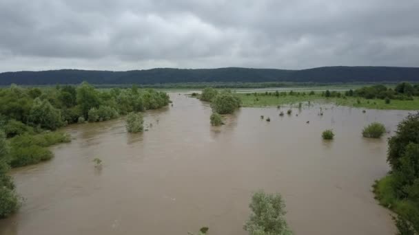 Overstroomde weg zware regenval genomen tijdens drone vlucht overstromende rivier — Stockvideo