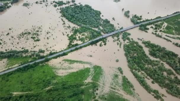 Überflutete Straße Starkregen-Überschwemmung bei Drohnenflug über Fluss — Stockvideo