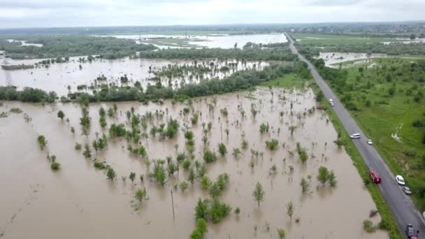 Carretera inundada fuertes lluvias inundaciones tomadas durante el vuelo del dron desbordamiento del río — Vídeos de Stock