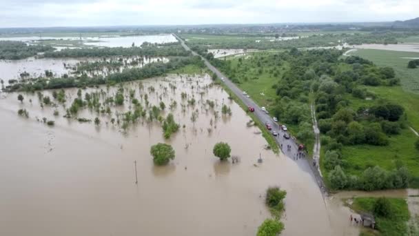 Zatopená silnice silné dešťové povodně pořízené během letu drone přetékající řeky — Stock video