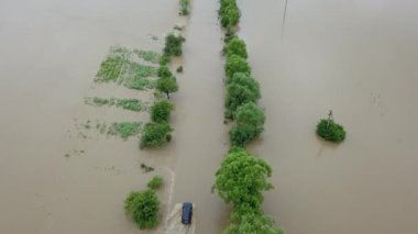 sel basmış yol taşan nehir uçuşu sırasında sağanak yağmur yağdı