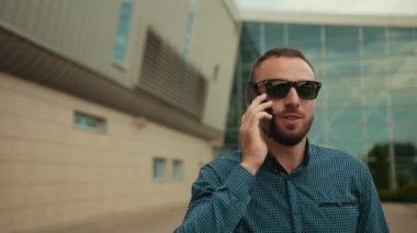 Dışarıda telefonla konuşan adam, yakışıklı genç iş adamı, akıllı telefonlara cevap veren.