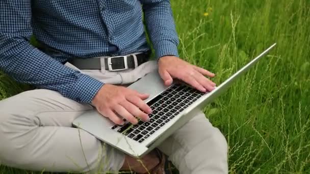 Hombre mira en la pantalla de PC transmisión en vivo de profesor o entrenador. hombre de negocios caucásico — Vídeos de Stock