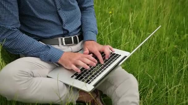 Hombre mira en la pantalla de PC transmisión en vivo de profesor o entrenador. hombre de negocios caucásico — Vídeos de Stock