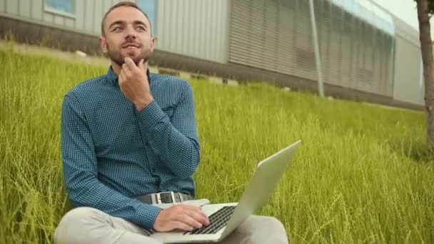 Mężczyzna patrzeć na ekranie komputera na żywo streaming nauczyciela lub trenera. kaukaski przedsiębiorca — Wideo stockowe