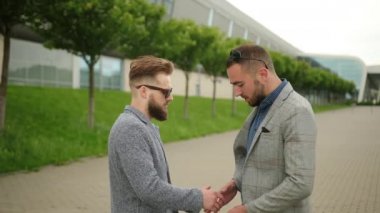 Müşteri, araba anahtarı olan satıcı, emlakçı evin anahtarlarını veriyor, insanlar...