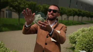 Finansal zincirlerimden kurtuluyorum. Dolar banknotlarını çöpe atmak. İşadamı