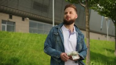 Ofis çalışanı iş dışında para sayıyor, haftalık maaş alıyor. Tasarruf, finans