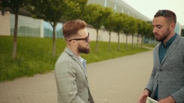 Müşteri, araba anahtarı olan satıcı, emlakçı evin anahtarlarını veriyor, insanlar...