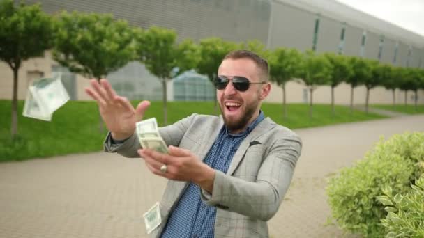 Havalı zengin adam parayı çöpe atıyor. Müdür 100 dolarlık banknotları dışarı atıyor. — Stok video