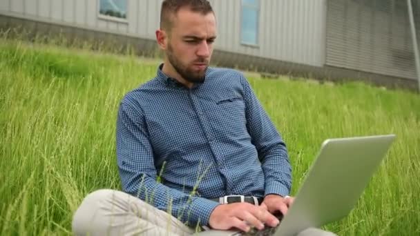 Muž se dívá na PC obrazovku živě streaming učitele nebo trenéra. kavkazský podnikatel — Stock video