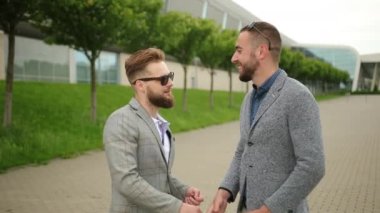 Müşteri, araba anahtarı olan satıcı, emlakçı evin anahtarlarını veriyor, insanlar...