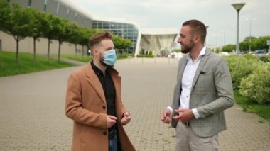 COVID-19 alternatif tokalaşma. Dirsek çarpması. Koronavirüsten korunmak için selamlama.