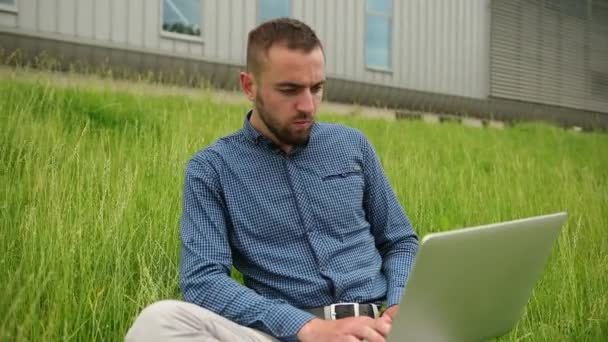 Homme regarder l'écran PC en direct streaming de l'enseignant ou entraîneur. homme d'affaires caucasien — Video