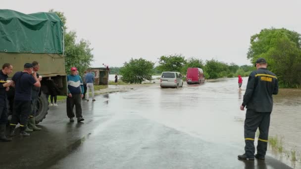 폭우가 쏟아진 홍수 속에서 차들이 도로를 달리고 있는 모습, 빗물 — 비디오