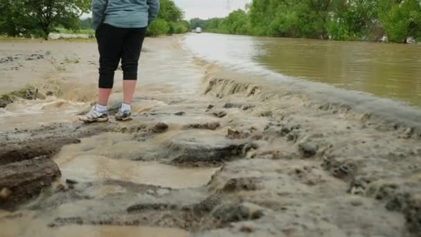 Overstromingswater van een orkaan die het platteland overspoelt. Raakgebied met stormvloeden — Stockvideo