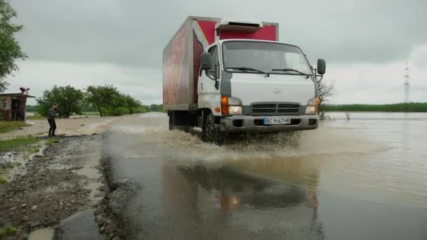 Räddningsteam hjälper till att motverka översvämningar flera dagar av kraftigt regn — Stockvideo