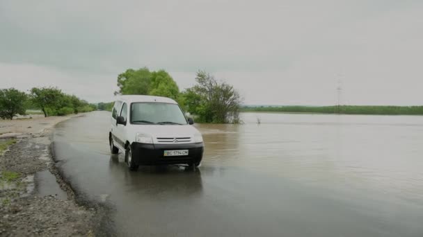 Voitures conduisant sur route inondée lors d'une inondation causée par de fortes pluies, l'eau de pluie — Video