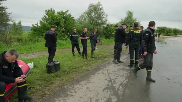 Kurtarma ekibi birkaç gün süren şiddetli yağmura karşı yardım ediyor. — Stok video