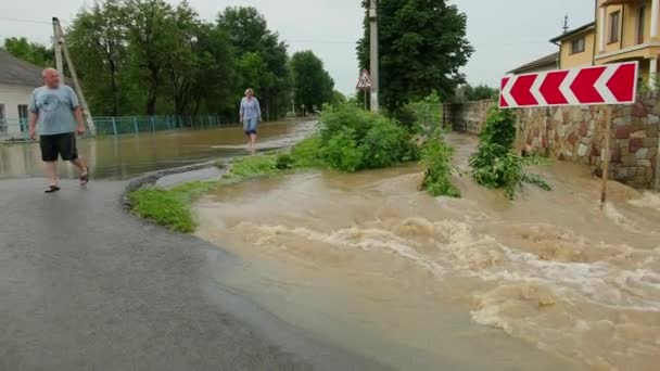 Přírodní katastrofa zaplavující celou komunitu a okolí — Stock video