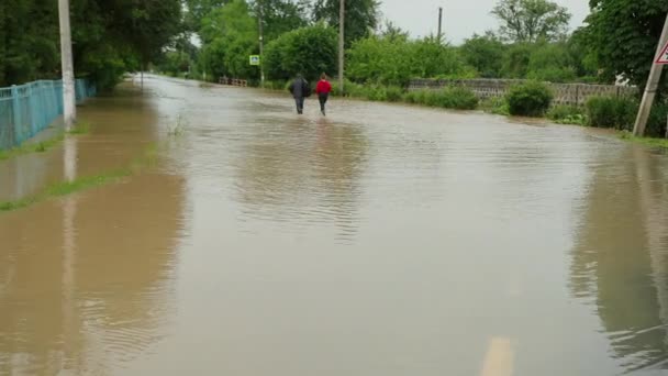 Під водою затопила вся громада і околиці. — стокове відео