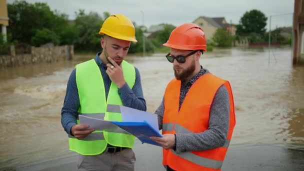 İki erkek mühendis sel sorununu çözüyor. Doğal afet büyük sel — Stok video