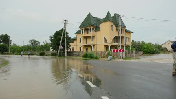 Översvämningar under vattnet översvämmade hela samhället och grannskapet — Stockvideo
