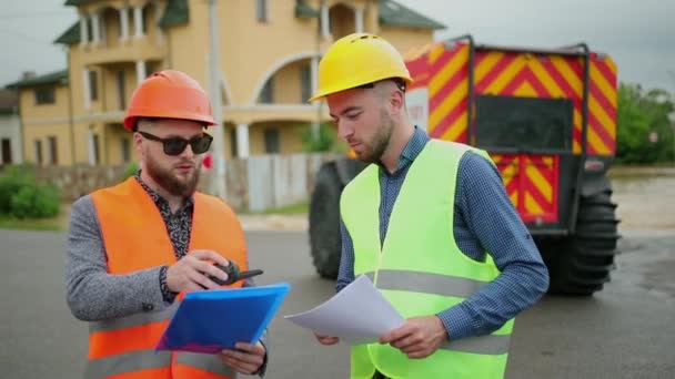 Manliga ingenjörer lösa översvämningsproblem. Katastrofer efter omfattande katastrofer — Stockvideo