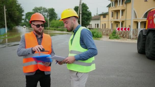 Inżynierowie rozwiązują problem powodzi. Zniszczenia powstałe po ogromnych katastrofach — Wideo stockowe