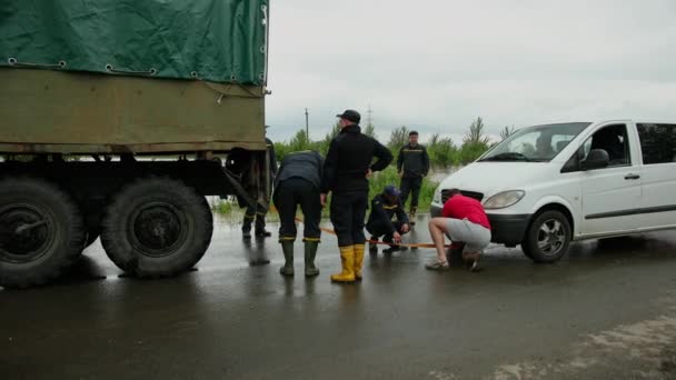 Equipo de emergencia de rescate ayuda a contrarrestar inundaciones varios días de fuertes lluvias — Vídeo de stock