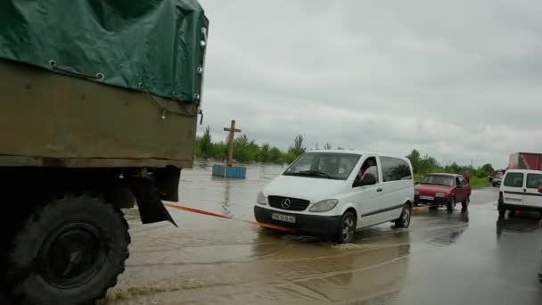 Soccorso squadra di emergenza aiuta a contrastare le inondazioni diversi giorni di forti piogge — Video Stock