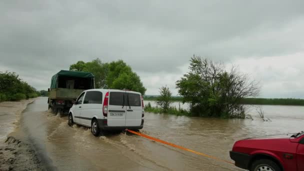 Rettungsteam hilft bei tagelangem Starkregen gegen Überschwemmungen — Stockvideo