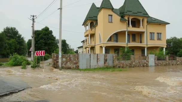 Katasztrófa súlyos árvíz a víz alatt az egész közösség és környék elárasztotta — Stock videók