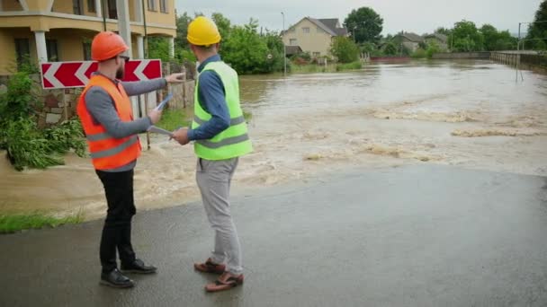 Ingénieurs masculins résoudre problème d'inondation. Dévastation provoquée par des catastrophes massives — Video