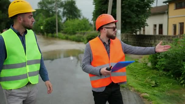 Ingegneri maschi risolvere il problema alluvione. Devastazione causata da gravi catastrofi — Video Stock