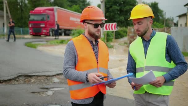 Mužští inženýři řeší povodňové problémy. Devastace způsobená masivními katastrofami — Stock video