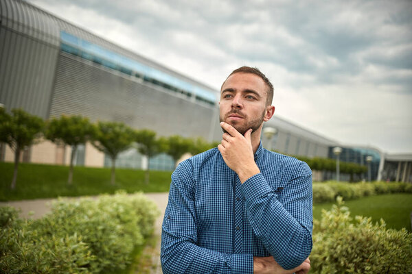 Человек думает. Уставший бизнесмен ищет. Сосредоточенный бизнесмен подумал
.