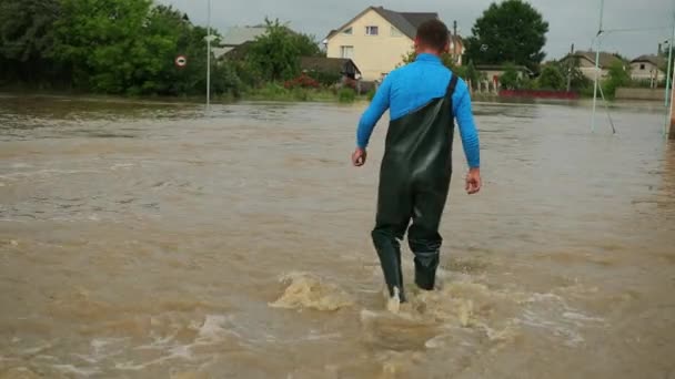 Verwüstung nach massiven Katastrophen. Der Stadtrand wurde überflutet. — Stockvideo