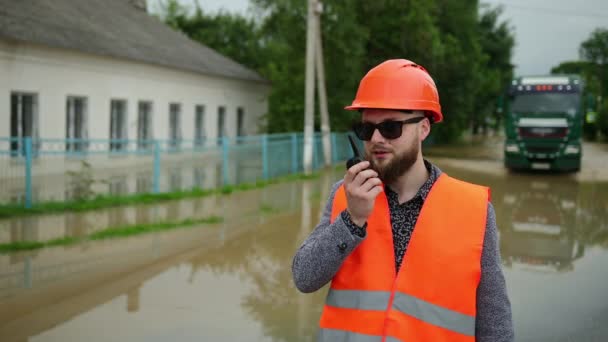 Стихийные бедствия крупные наводнения под водой всего сообщества и затоплены — стоковое видео