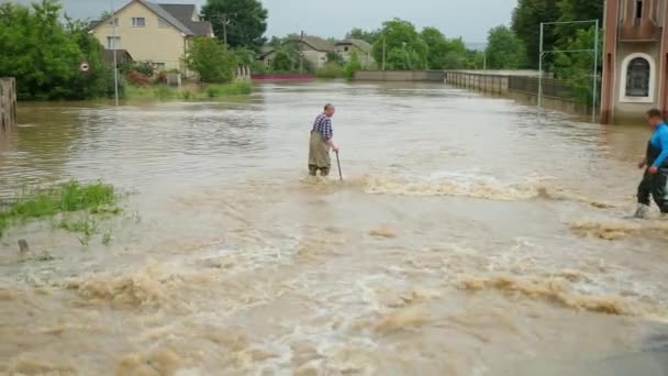 Naturkatastrophe große Überschwemmungen unter Wasser ganze Gemeinde und überflutet. — Stockvideo