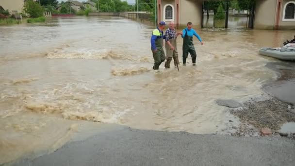 Naturkatastrophe große Überschwemmungen unter Wasser ganze Gemeinde und überflutet. — Stockvideo