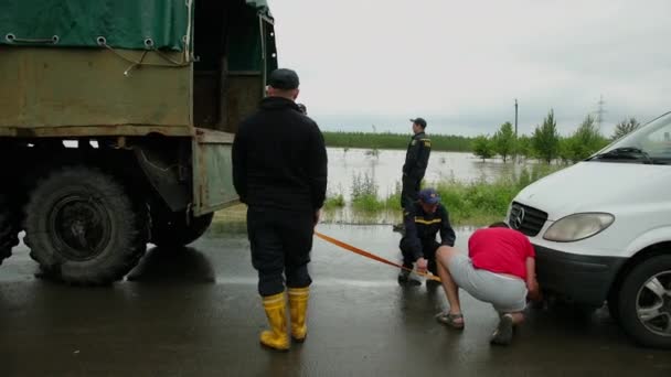Kurtarma ekibi birkaç gün süren şiddetli yağmura karşı yardım ediyor. — Stok video