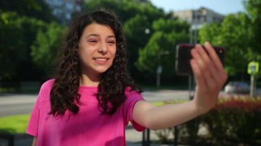 Bir arkadaşla hoş bir diyalog. Teknoloji kavramı, iletişim, rahatlık.