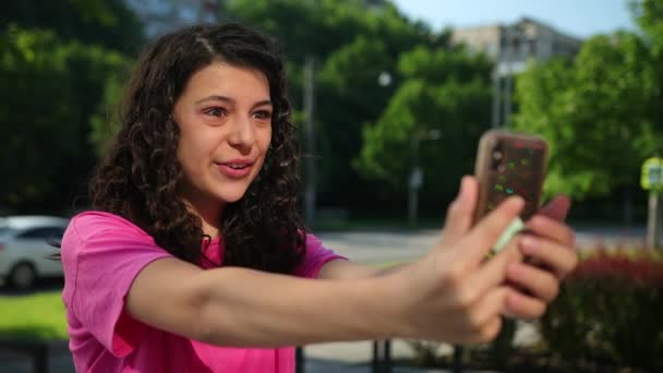 Bela selfie em casa. Menina bonito jovem falando via link de vídeo no telefone — Vídeo de Stock