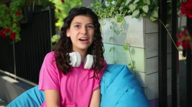 Freelancer proje üzerinde iletişim kuruyor, arkadaşları açık havada internet üzerinden alışveriş yapıyor.