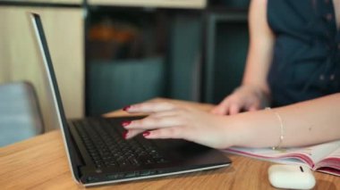 Konuşan web kamerası, online danışma, iş kadını video arama işi