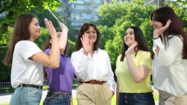 Bir grup arkadaş el ele tutuşuyor. eğitim, okul, insanlar, arkadaşlık