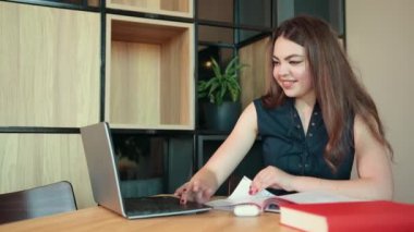 Mesafe Webinar çevrimiçi öğretim konsepti. İş kadını, öğrenci, öğretmen.